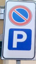 segnale stradale che indica al tempo stesso parcheggio e divieto di sosta